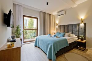 a bedroom with a large bed and a large window at BlueApart Nadmorski Park Jastarnia in Jastarnia