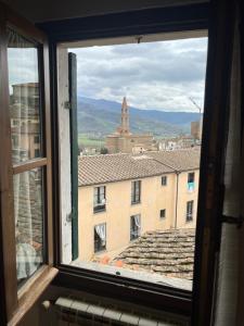 Aussicht aus einem Fenster eines Gebäudes in der Unterkunft La finestra sulla torre in Castiglion Fiorentino