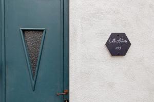 Una puerta azul con un letrero que lee "Life Official pts" en Little Antwerp holiday home en Amberes