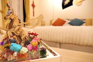 a table with a statue of a horse and flowers at Central London Chinatown 1 bedroom 1 bathroom Flat in London
