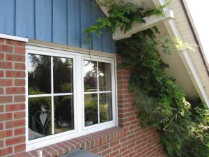 una ventana en el lateral de una casa en Ferienwohnung Schwienautal, en Hanstedt