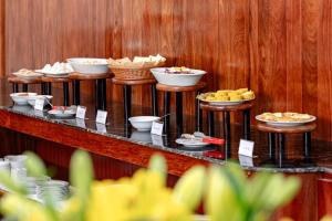ein Buffet mit Schüsseln und Tellern voller Essen in der Unterkunft La Vento Resort Ninh Bình in Ninh Bình + 38 Fotos