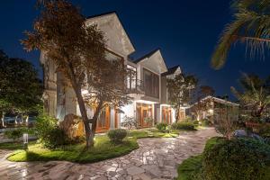 una vista exterior de una casa por la noche en La Vento Resort Ninh Bình, en Ninh Binh