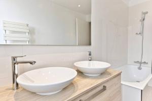 A bathroom at Appartement Luxueux Porte Maillot - Neuilly - IV