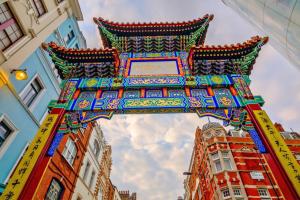 une grande structure chinoise dans une ville avec des bâtiments dans l'établissement Central London Chinatown 1 bedroom 1 bathroom Flat, à Londres