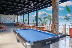 einen Billardtisch in einem Restaurant mit Blick auf den Strand in der Unterkunft DoubleTree by Hilton Antalya-Kemer All-Inclusive Resort in Kemer