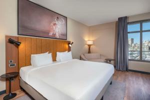 マルセイユにあるラディソン ブルー ホテル マルセイユ ヴュー ポールの大きなベッドと窓が備わるホテルルームです。