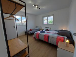 a bedroom with a large bed and a desk at Entre lac et montagne, côté calme, spacieux 3 pièces avec grand jardin in Saint-Jorioz