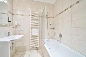Koupelna v ubytování Hotel am Hof + 22 fotografií