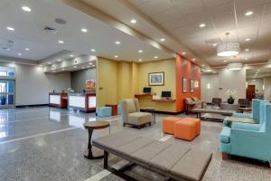 un hall d'un hôpital avec des chaises et des tables dans l'établissement Drury Inn & Suites Phoenix Chandler Fashion Center, à Chandler