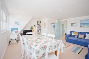 ein Wohnzimmer mit einem Tisch und einem blauen Sofa in der Unterkunft Bournecoast: Spacious apartment with WIFI - FM9589 in Bournemouth
