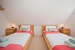 2 Einzelbetten in einem Zimmer mit 2 Lampen in der Unterkunft Bournecoast: Spacious apartment with WIFI - FM9589 in Bournemouth