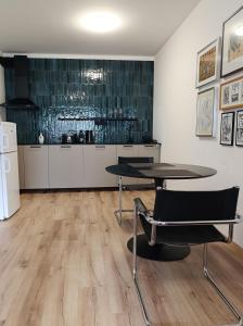 uma cozinha com mesa e cadeiras num quarto em Cosy design apartment in the city centre em Nitra