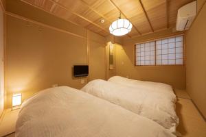Postel nebo postele na pokoji v ubytování Saju Kyoto 茶住 京都