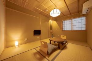 TV a/nebo společenská místnost v ubytování Saju Kyoto 茶住 京都