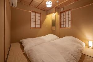 Postel nebo postele na pokoji v ubytování Saju Kyoto 茶住 京都