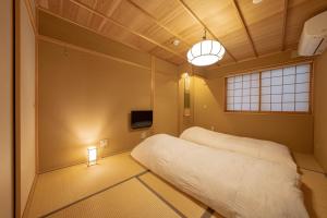Postel nebo postele na pokoji v ubytování Saju Kyoto 茶住 京都