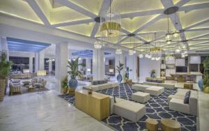 莫納斯提爾的住宿－Hilton Skanes Monastir Beach Resort，大楼内一个带沙发和椅子的大堂