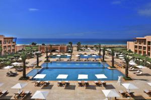 Hilton Taghazout Bay Beach Resort & Spa内部或周边的泳池