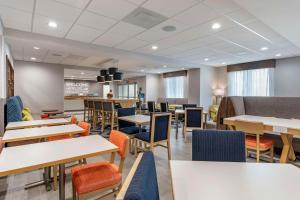 a dining room with tables and chairs at Hampton Inn Nicholasville Brannon Crossing, Ky in Nicholasville