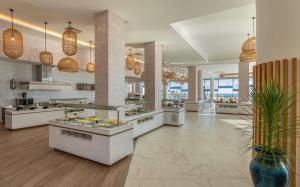 Hilton Skanes Monastir Beach Resort的厨房或小厨房