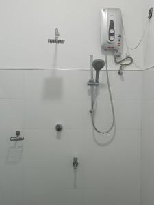 - Baño con secador de pelo en la pared en Green Ocean Bay en Arugam Bay