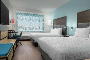 Habitación de hotel con 2 camas y TV en Tru By Hilton North Augusta en North Augusta