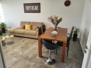 a living room with a table and a couch at Chic Appart im Herzen Bad Nauheim, 2-ZW, 65qm in Bad Nauheim