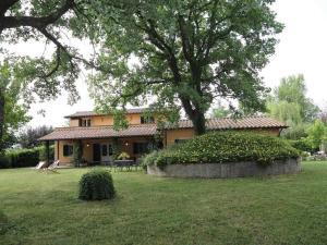 ein Haus mit einem Baum davor in der Unterkunft villa le Querce with private swimming pool in San Gemini