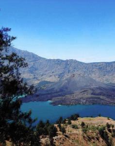 vistas a un lago en la cima de una montaña en RINJANI EXPEDITION BASECAMP en Masbagik