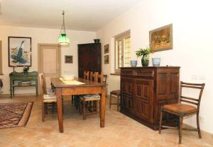 ein Esszimmer mit einem Holztisch und Stühlen in der Unterkunft villa le Querce with private swimming pool in San Gemini