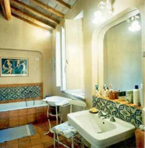 ein Badezimmer mit einem Waschbecken und einer Badewanne in der Unterkunft villa le Querce with private swimming pool in San Gemini