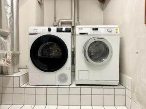 eine Waschmaschine und eine Waschmaschine im Bad in der Unterkunft Chic Apartment - Quiet Area - Next to Hospital in Wien