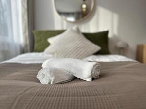 ein Handtuch auf dem Bett in der Unterkunft Chic Apartment - Quiet Area - Next to Hospital in Wien