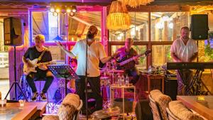 un grupo de hombres tocando música en una habitación en Assos Hunters Hotel, en Ayvacık