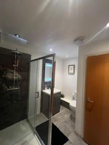 a bathroom with a glass shower and a toilet at Summer Vibes 1 Bedroom MCR city. in Manchester