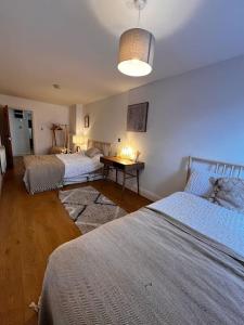 um quarto com duas camas e uma mesa em Summer Vibes 1 Bedroom MCR city. em Manchester