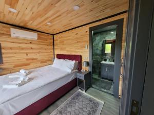 um quarto com uma cama e uma casa de banho numa casa em Villa Woodhouse in nature private garden Konyaalti Antalya em Antália