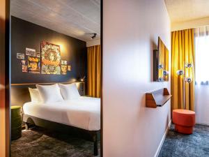 Postel nebo postele na pokoji v ubytování ibis Styles Paris Villejuif