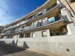 un gran edificio con balcones en un lateral en Apartamentos Alcoceber Centro 3000, en Alcossebre