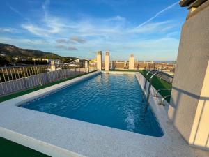 uma piscina no topo de um edifício em Apartamentos Alcoceber Centro 3000 em Alcossebre