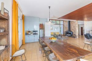 eine große Küche und ein Esszimmer mit einem großen Holztisch in der Unterkunft Casa Vista Mar by Rent Costa Brava in Platja  d'Aro