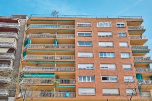 apartamentowiec z balkonami po stronie w obiekcie BBarcelona Gràcia Nova Flat w Barcelonie