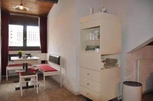 een kamer met een bureau en een tafel met een computer bij Olympe - 124 - Studio coquet - 3 pers in Les Deux Alpes