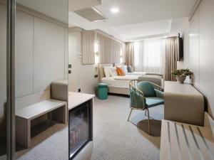 a living room with a couch and a tv in a room at Perla Pura in İzmir