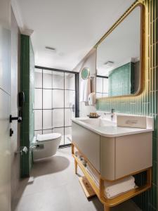 伊茲密爾的住宿－Perla Pura，一间带水槽和镜子的浴室