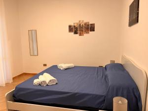 uma cama de hospital com toalhas em cima em Residence Il Pantheon - Zeus em Marina di Fuscaldo