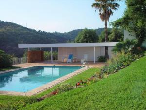 una casa con piscina en un patio en Casa Vista Mar, Platja d´Aro, en Platja d'Aro