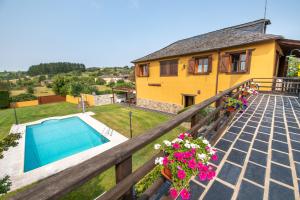 a house with a swimming pool on a balcony at Casa Canedo in San Juan de la Mata