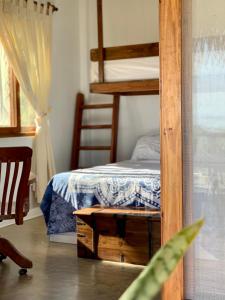 1 dormitorio con litera y ventana en Punta Veleros, Los Órganos casa de playa, en Talara